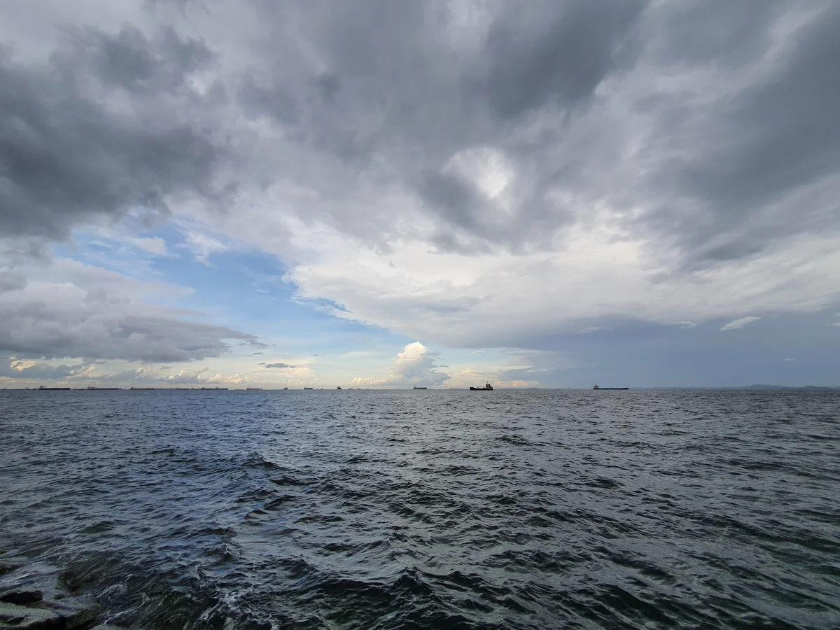 Distant ships meet the horizon's edge...